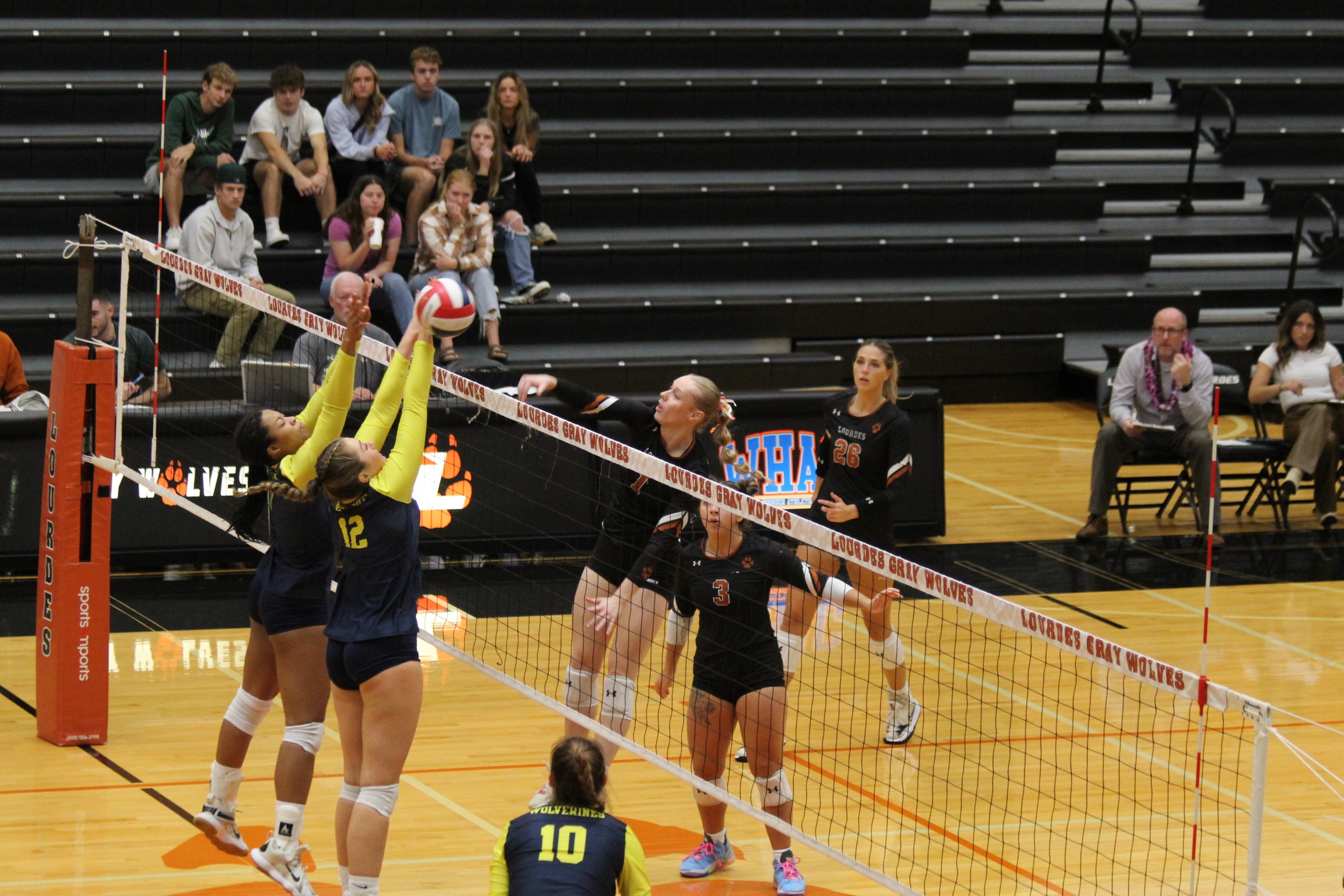 Wolverines Handle Gray Wolves in Straight Sets