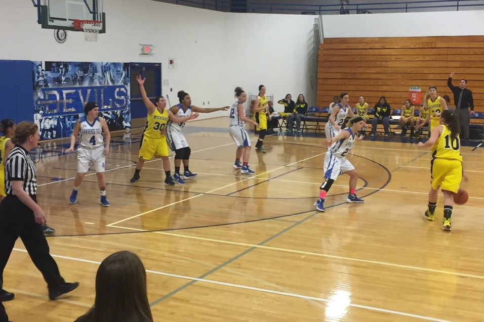 Women's Basketball Loses to Lawrence Tech